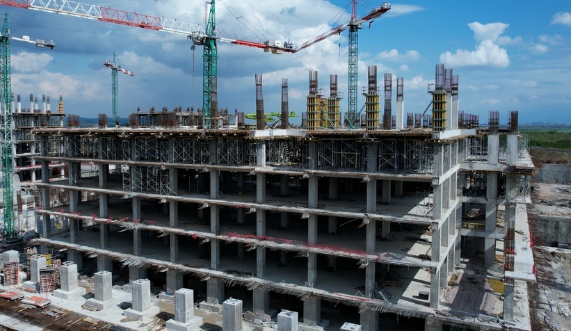 Usta bulamayan kadın müteahhit inşaatta kendi çalışıyor