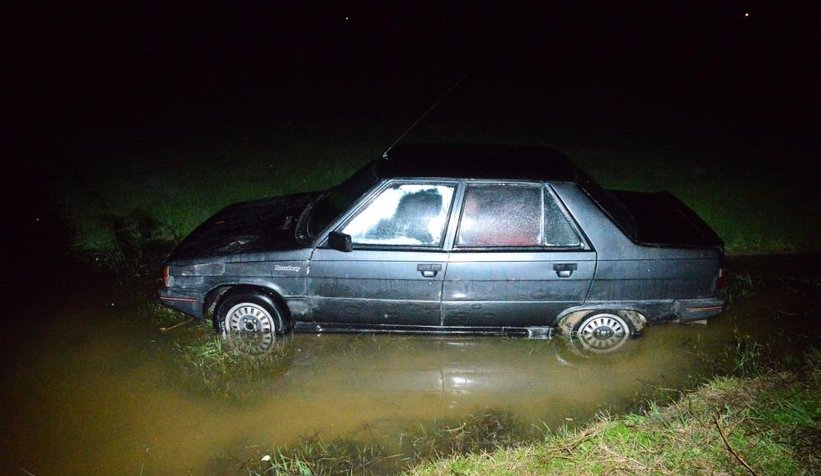Üşüyen kazazedenin yardımına jandarma koştu
