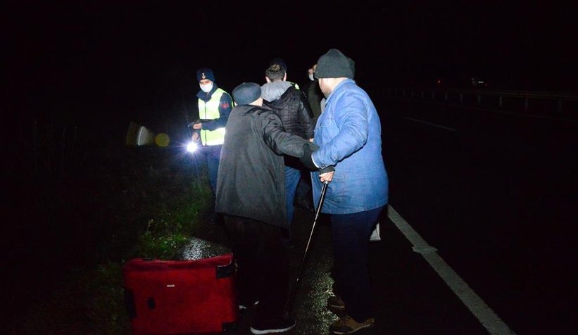Üşüyen kazazedenin yardımına jandarma koştu