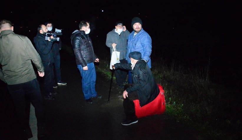 Üşüyen kazazedenin yardımına jandarma koştu