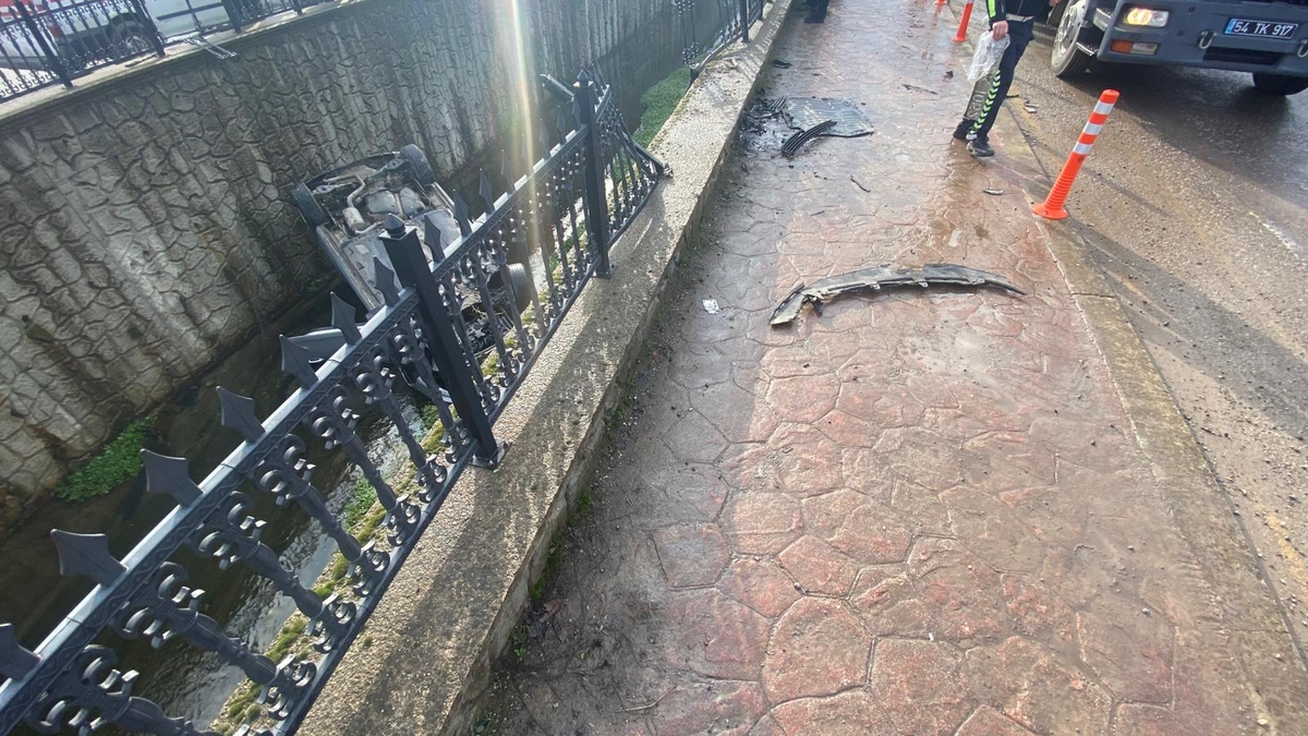 Uyarı levhaları işe yaramadı; otomobil dereye düştü