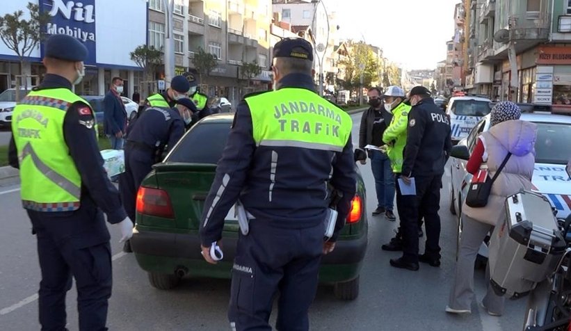 Uygulamada panikleyen sürücü, muhabirin ayağını ezdi