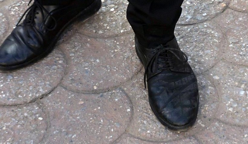 Uygulamada panikleyen sürücü, muhabirin ayağını ezdi