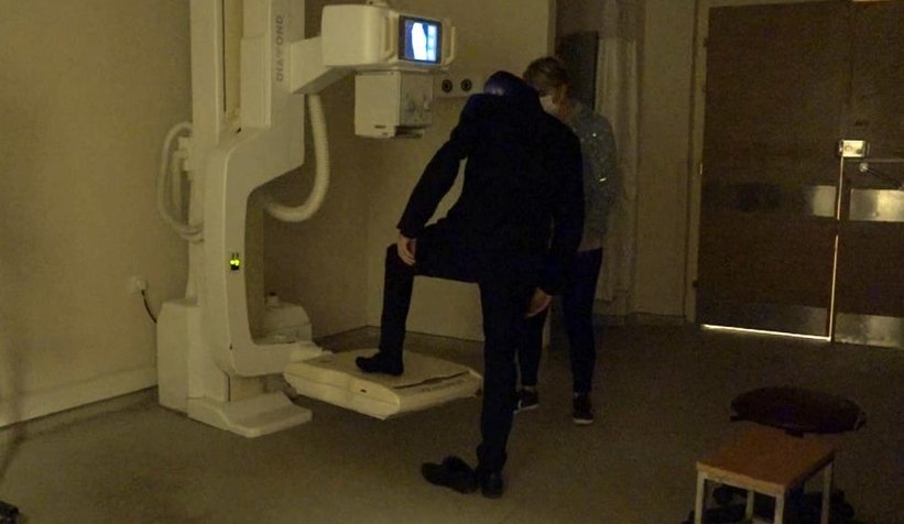 Uygulamada panikleyen sürücü, muhabirin ayağını ezdi