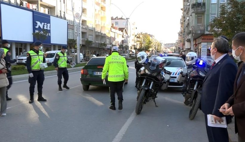 Uygulamada panikleyen sürücü, muhabirin ayağını ezdi