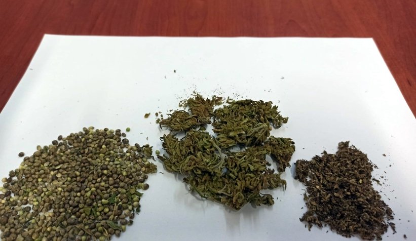 Uyuşturucu alemi yaparken yakalandılar