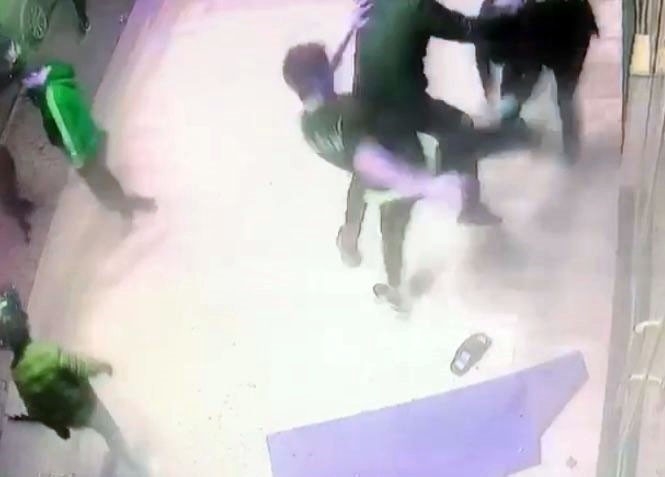 Uyuşturucu kullanan gence böyle meydan dayağı attılar