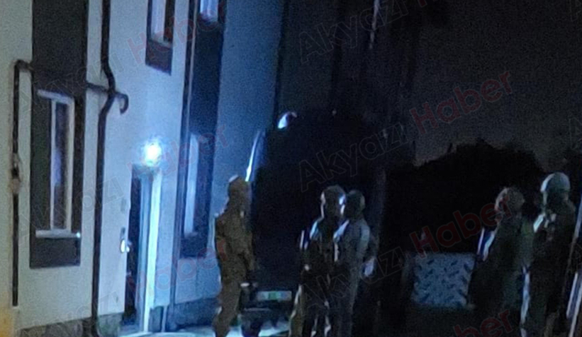 Uyuşturucuyu klozete dökmeden yakalandılar!