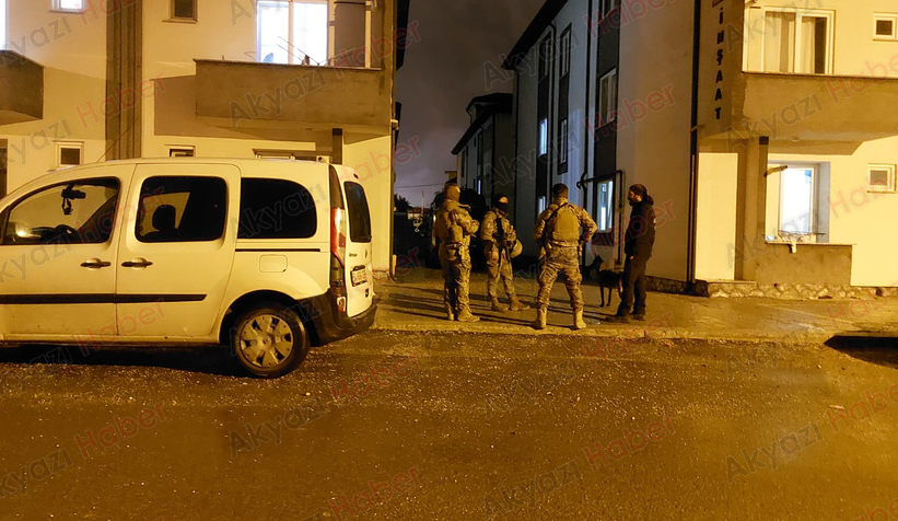 Uyuşturucuyu klozete dökmeden yakalandılar!