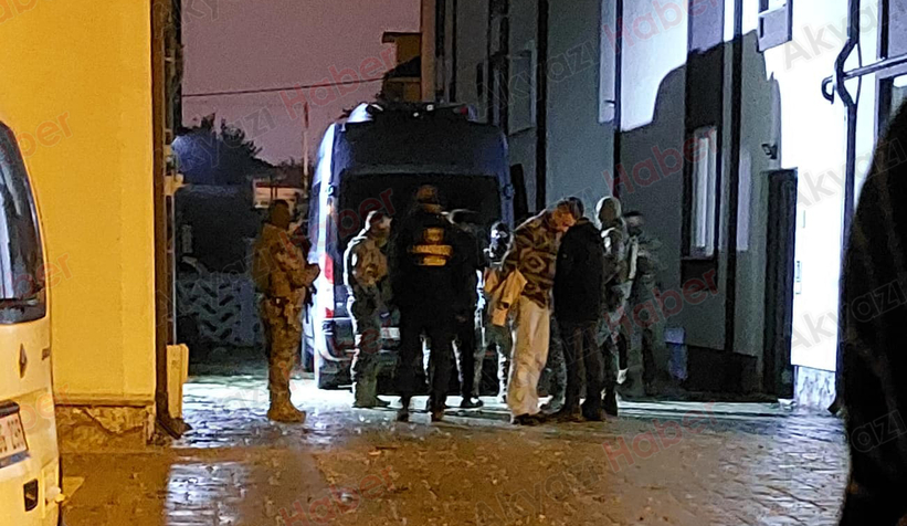 Uyuşturucuyu klozete dökmeden yakalandılar!