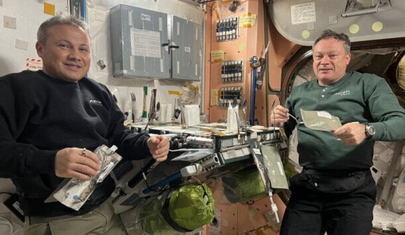 uzayda-yemek-saati-ilk-turk-astronot-gezeravci-ax-3-misyon-lideriyle-fotografini-paylastimlnwkys2mw