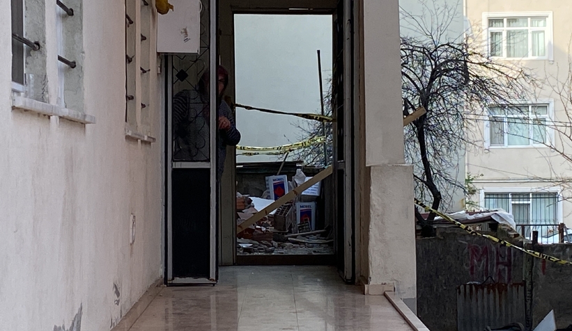 Üzerine duvar yıkılan çocuk öldü