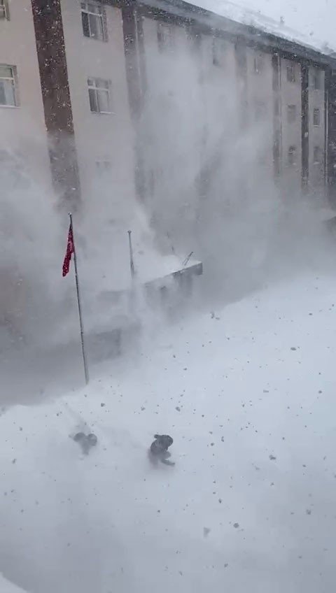 Üzerlerine kar kütlesi düşen 2 öğrenci ölümden döndü