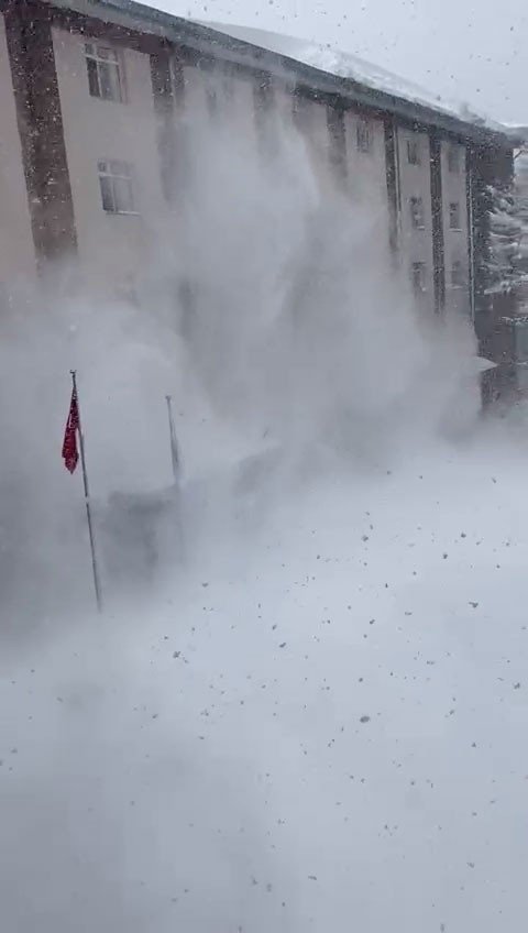 Üzerlerine kar kütlesi düşen 2 öğrenci ölümden döndü