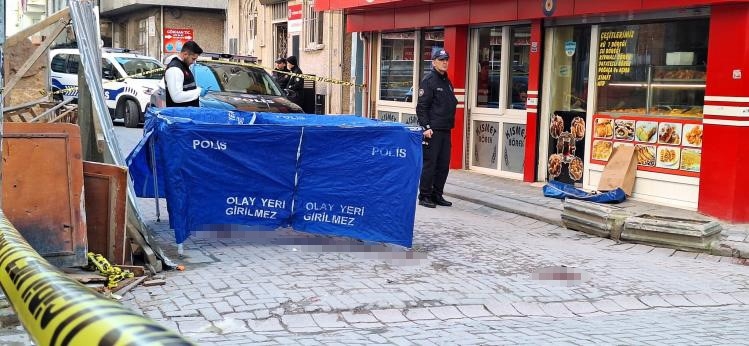 vahset-arkadasinin-basini-kesip-sokaga-attia3zysjjsy1