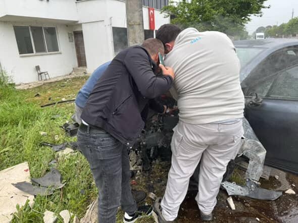 Vakıf'ta araç bahçe duvarına çarptı