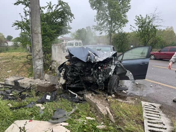 Vakıf'ta araç bahçe duvarına çarptı