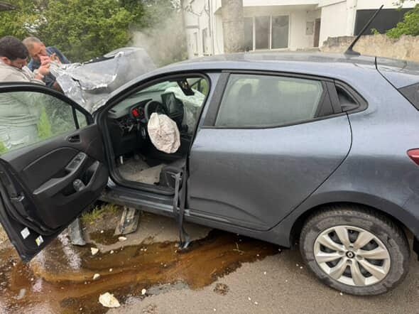 Vakıf'ta araç bahçe duvarına çarptı