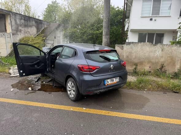 Vakıf'ta araç bahçe duvarına çarptı