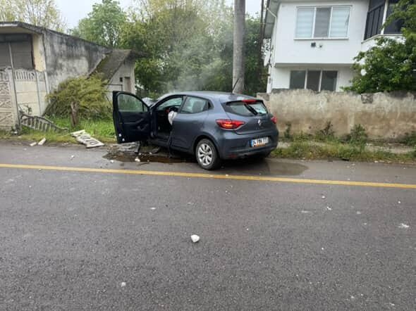 Vakıf'ta araç bahçe duvarına çarptı