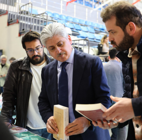 Vali Doğan Serdivan'da kitap fuarını gezdi
