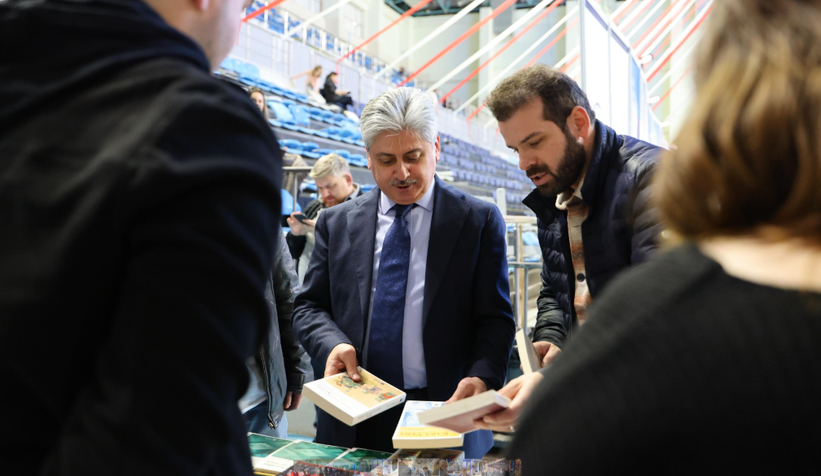 Vali Doğan Serdivan'da kitap fuarını gezdi