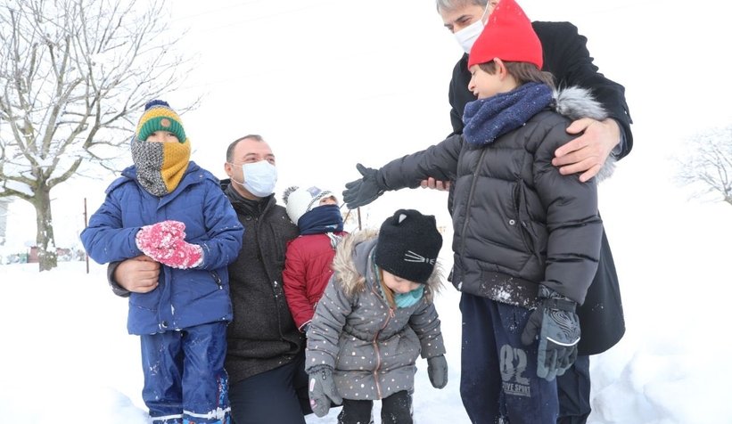 vali-kaldirim-cocuklarla-kartopu-oynadil3rtsexrys
