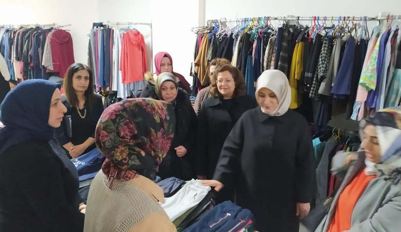 Vali Kaldırım'ın eşinden depremzedelere ziyaret