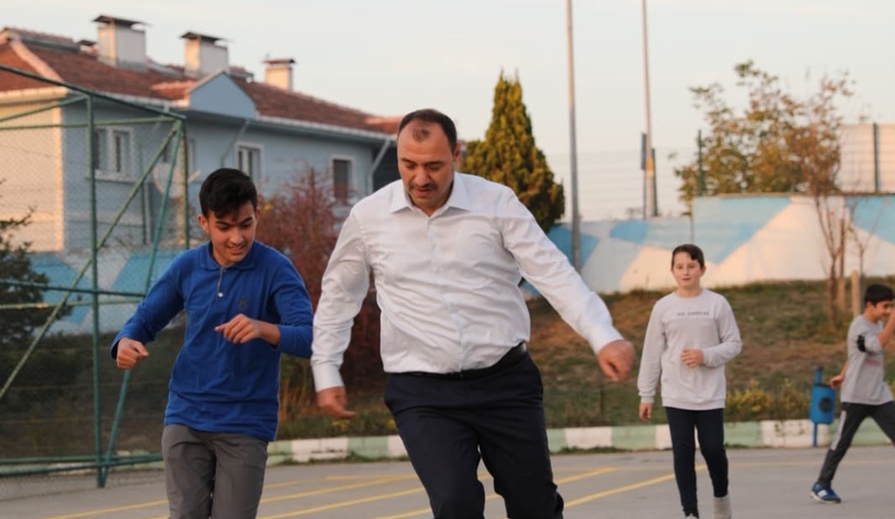 vali-kaldirim-kravati-cikardi-cocuklarla-top-oynadidjnunhvmej