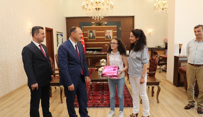 Vali Kaldırım LGS şampiyonu öğrencileri ödüllendirdi