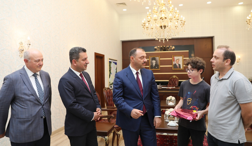 Vali Kaldırım LGS şampiyonu öğrencileri ödüllendirdi