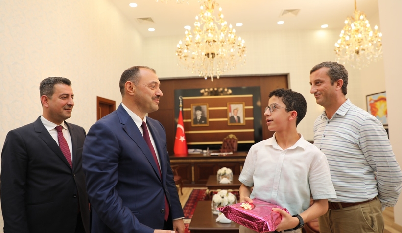 Vali Kaldırım LGS şampiyonu öğrencileri ödüllendirdi