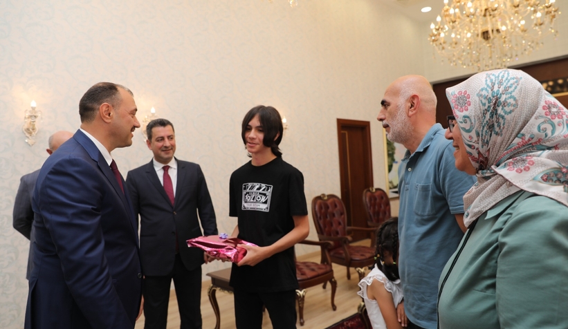 Vali Kaldırım LGS şampiyonu öğrencileri ödüllendirdi