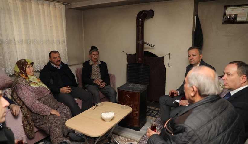 vali-kaldirim-sehit-ailesini-ziyaret-ettin3n3a3vhse