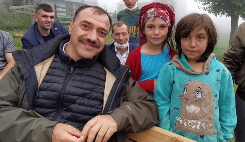 vali-kaldirim-zirvede-cocuklarla-top-oynadiyxlks05sne