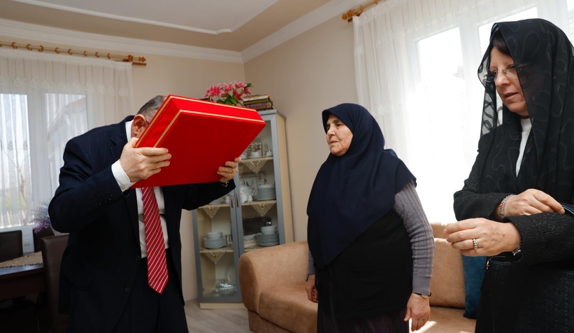 vali-karadeniz-sehit-generalin-ailesini-ziyaret-ettiekfpavpsbv