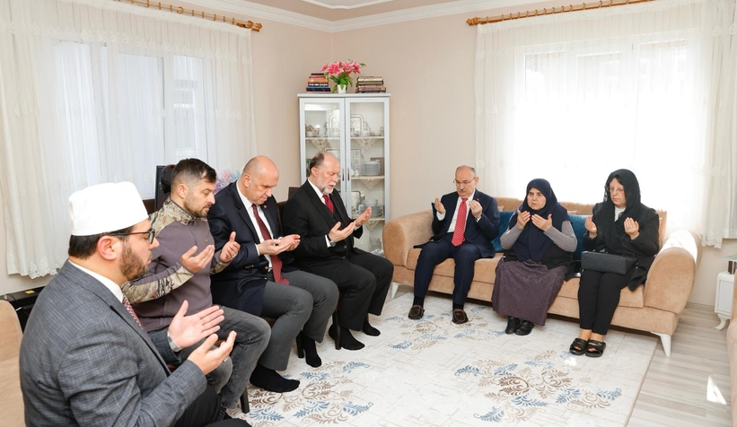 vali-karadeniz-sehit-generalin-ailesini-ziyaret-ettiekfpavpsbv