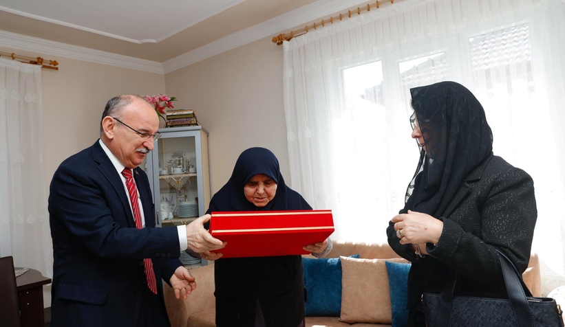 vali-karadeniz-sehit-generalin-ailesini-ziyaret-ettiekfpavpsbv