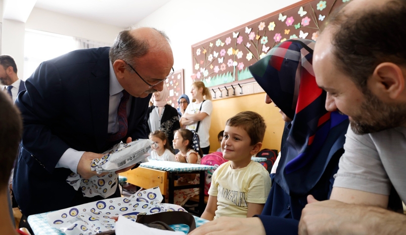 vali-ogrencilerin-heyecanlarina-ortak-olduvw9ezhbqzw