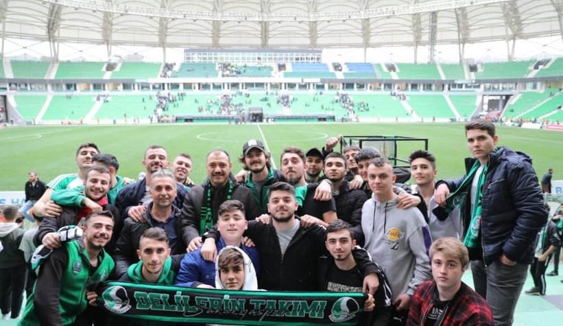 Vali tezahurat yaptı, marş söyledi!