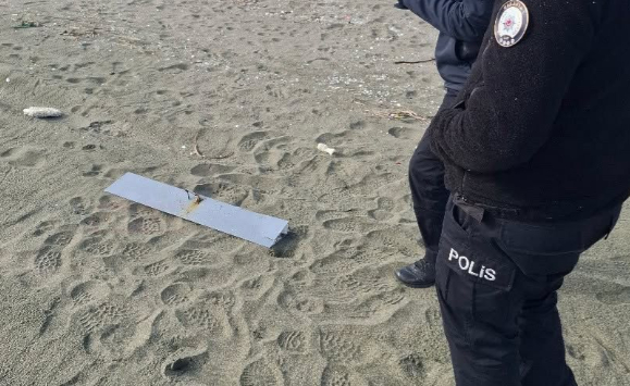 Vatandaşlar sahilde İHA parçası buldu