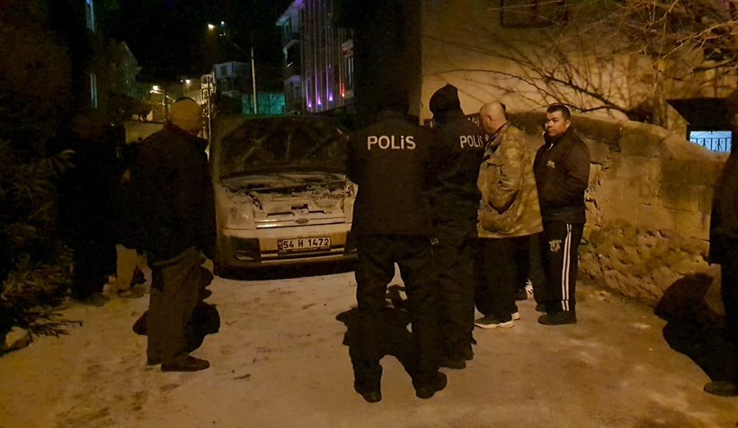 vatandaslar-yanan-arac-icin-seferber-olduoefbzzrkod