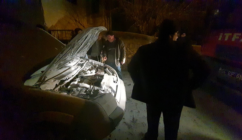 vatandaslar-yanan-arac-icin-seferber-olduoefbzzrkod