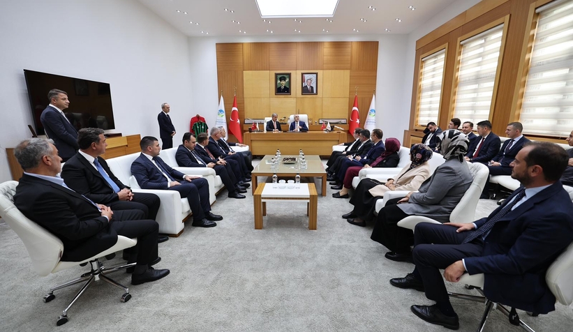 vedat-isikhan-dan-sakarya-buyuksehir-e-ziyaretsvhmrmlcdf
