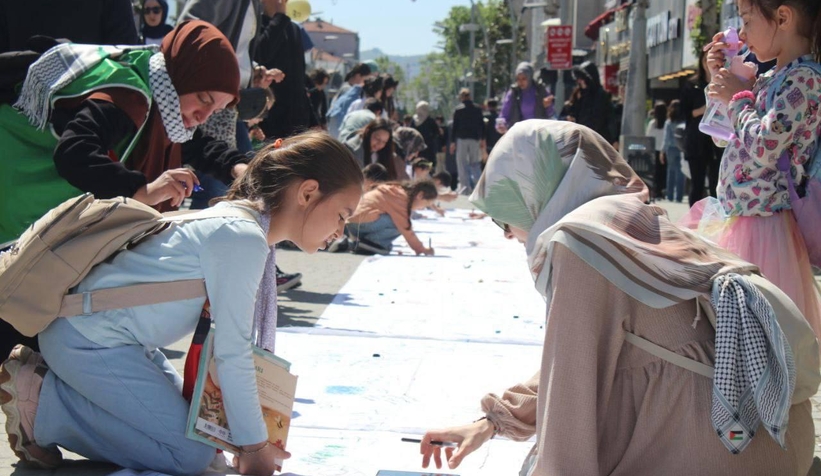 vicdanin-sesi-cark-caddesi-nden-yukseldi-gazze-yalniz-degiluem1mnaynu