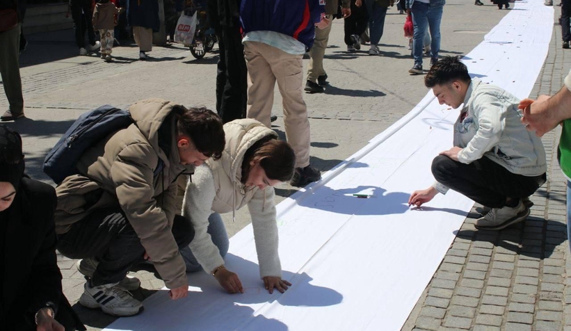 vicdanin-sesi-cark-caddesi-nden-yukseldi-gazze-yalniz-degiluem1mnaynu