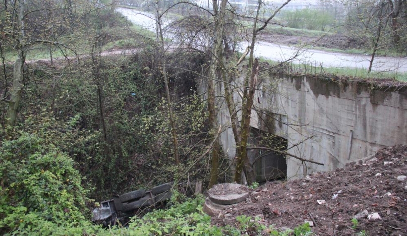 Vinç köprüden dereye uçtu