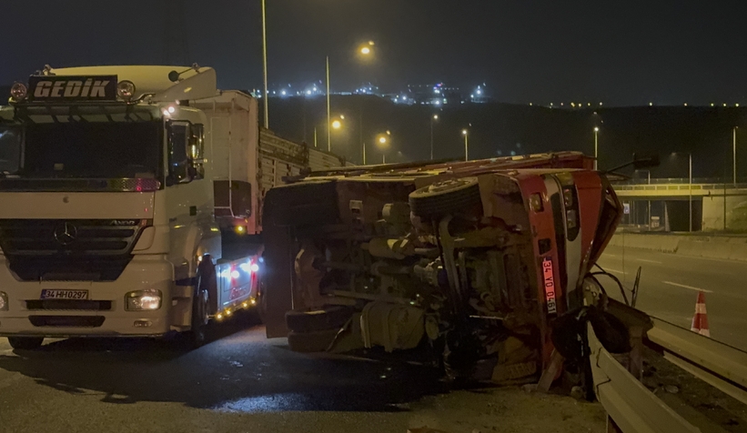 Virajı dönemeyen odun yüklü kamyon devrildi