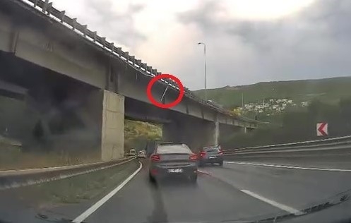 Viyadükten dev parça koptu; Ölümden santimle kurtuldu