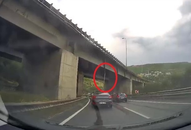 Viyadükten dev parça koptu; Ölümden santimle kurtuldu
